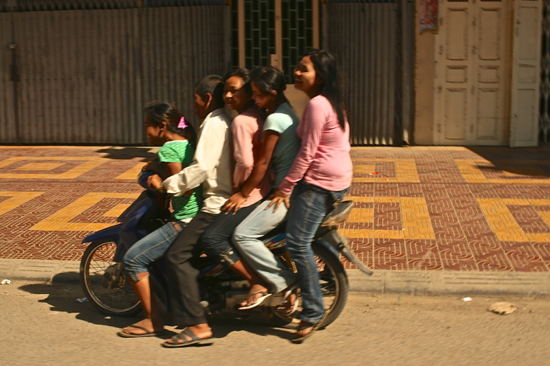 Moto com 5 mulheres