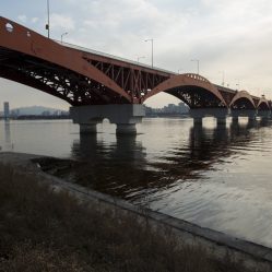 Uma das diversas pontes que cruzam o rio Han