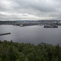 Porto de Murmansk visto do outro lado da cidade