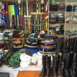 Loja dos pastores: botas, chapéus, cintos