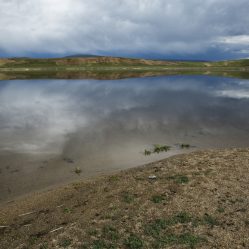 Lago Khedee e seu reflexo perfeito