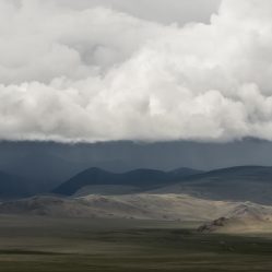 Chuva pesada nas montanhas Altai
