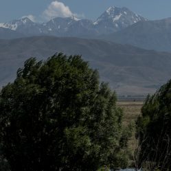 Montanhas na divisa com o Uzbequistão