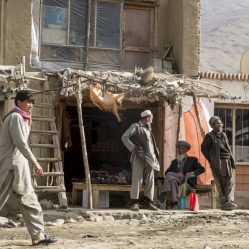 Roupa afegã que apelidamos de pijamões