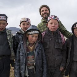 Meninos quirguiz longe de casa para frequentar a escola