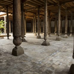 Mesquita Juma e suas 218 colunas de madeira