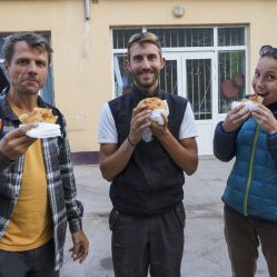 Provando a torta local Fityi (Foto Cyril e Armony)