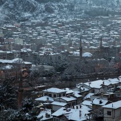 Amasya coberta de neve, ao anoitecer