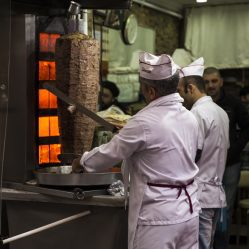 Kebab sendo preparado