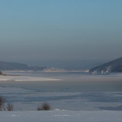 Lago semi-congelado