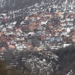 Casas nas encostas dos Balcãs