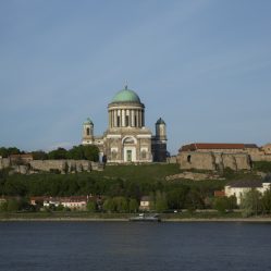 Igreja húngara vista da Eslováquia