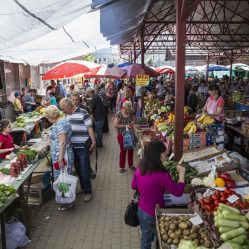 Mercados com muitas frutas e verduras